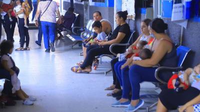 Madres esperan su turno en el policlínico Miguel Paz Barahona en una fotografía de archivo.