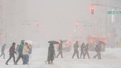 Una intensa e histórica nevada afecta amplias zonas de Estados Unidos, provocando interrupciones en el transporte, cortes de energía, cancelación de clases, retornando a la virtualidad, en varias ciudades, especialmente en regiones del noreste y el medio oeste del país.