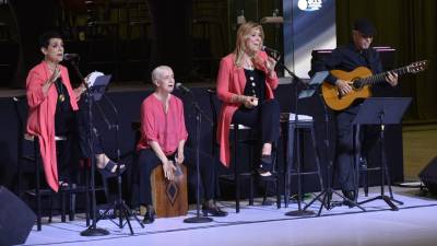 El coro y conjunto vocal femenino Brazilian Voices, proveniente del sur de Florida, fue parte de la gala, interpretando piezas de jazz brasileño y bossa nova.