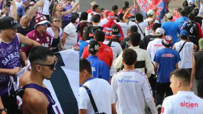 Las calles de Tegucigalpa fueron escenario de un encuentro poco habitual y cargado de emoción en la previa del esperado clásico centroamericano entre Olimpia y Saprissa.