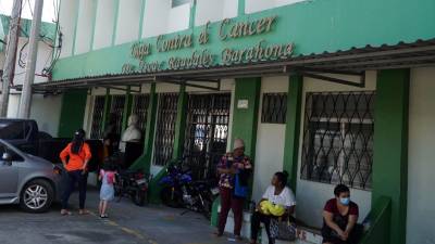 Pacientes esperan en la entrada de la Liga Contra el Cáncer en una fotografía de archivo.