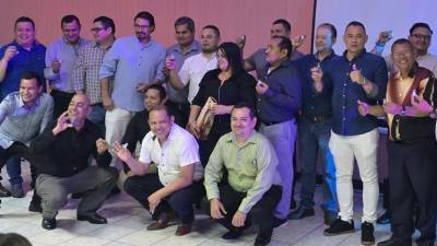 En un ambiente lleno de alegría y fraternidad, el personal de la Dirección Departamental de Educación en Cortés celebró el Día del Padre con una significativa actividad organizada por la Dirección Municipal de San Pedro Sula y su equipo de trabajo.