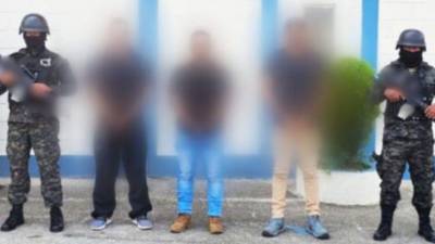 Tres policías militares enfrentan cargos por robo y uso ilegal de uniformes.