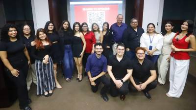 Estudiantes de la carrera de CCYP, panelistas, el decano Israel Cruz y la licenciada Yosseline Galvez encabezaron la segunda edición de Hablemos de Medios.