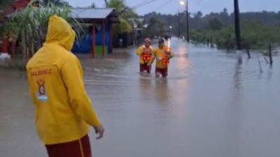 Las intensas lluvias provocadas por un frente frío afectaron la zona norte de Honduras, generando una serie de emergencias que se extendieron hasta este martes en varios departamentos del país.