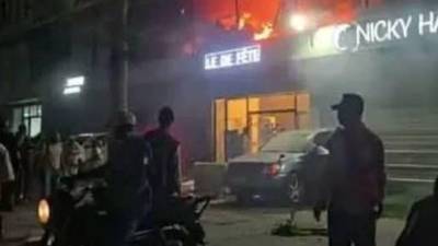 Al menos 22 personas murieron en un incendio en la noche del viernes durante la celebración de una boda en Kinsasa, la capital de la República Democrática del Congo (RDC), confirmaron las autoridades locales. Imágenes de redes sociales.