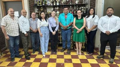 Los diputados Roberto Pineda Chacón, Yasmin Meza y Thirsa López tras finalizar la reunión con autoridades del instituto José Trinidad Reyes con motivo de su centenario de fundación.
