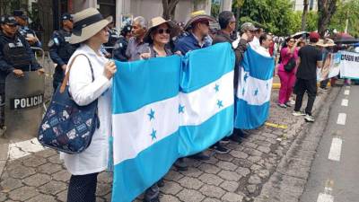 Médicos que mantienen asambleas informativas enfrentan una denuncia ante el Ministerio Público en medio de la suspensión de servicios de salud.