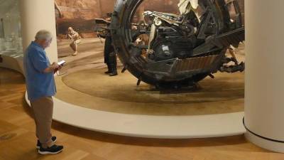 El esperado museo del director estadounidense George Lucas abre este martes sus puertas al público para inaugurar una nueva manera de explorar el arte narrativo a través de la unión de diversas artes visuales, como la pintura, la ilustración, los cómics y el cine.