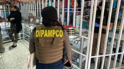 Una red criminal que blanqueó más de mil millones de lempiras desde aparentes tiendas de celulares en Choloma fue desmantelada tras meses de vigilancia, según confirmaron las autoridades, que además descubrieron un método insólito para encubrir la extorsión. ¿Cómo operaba este esquema que usó a clientes inocentes para encubrir el delito?