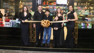 La familia Briones Mitchell realizó el corte de la cinta de inauguración de la nueva tienda de Imagen Beauty Supply en Mall Galerías, San Pedro Sula.
