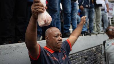 Trabajadores venezolanos entregaron este jueves una carta a la Embajada de Estados Unidos, en Caracas, para pedir su mediación ante el Gobierno nacional por mejores salarios, la liberación de todos los presos políticos, así como la convocatoria a elecciones presidenciales, luego de más de tres meses de la captura de Nicolás Maduro.