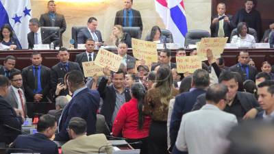 Las imágenes que dejó la maratónica sesión donde fueron destituidos Mario Morazán y Marlon Ochoa