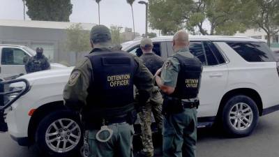 La posibilidad de que agentes de Inmigración y Control de Aduanas (ICE) utilicen vehículos adaptados como espacios temporales de detención marca un nuevo escenario para los operativos migratorios en Estados Unidos. La medida todavía se encuentra en etapa de contratación, pero los documentos federales detallan cómo funcionarían estas unidades.