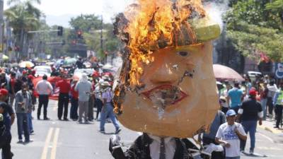 San Pedro Sula amaneció este Primero de Mayo bajo un calor sofocante, pero ni las altas temperaturas frenaron a cientos de trabajadores que salieron a las calles para alzar su voz en el Día Internacional del Trabajador.
