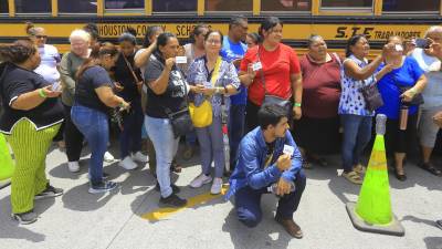 Varias de las personas beneficiadas cuando fueron trasladadas a un supermercado para comprar alimentos con las tarjetas del PMA.