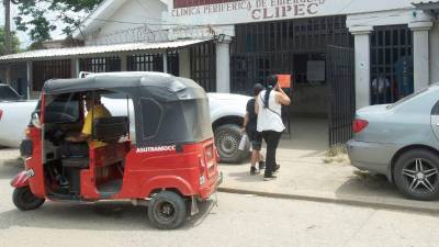 Una mujer lleva a vacunar a su hijo contra el sarampión en la Clínica Periferica de Emergencia de Cofradía.