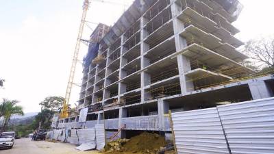 <b>San Pedro Sula</b> se mantiene como una de las ciudades más atractivas de Honduras para la inversión inmobiliaria. Sin embargo, uno de los principales desafíos para inversionistas y desarrolladores es el alto costo de la tierra, un factor que ha transformado la forma en que se construye y se planifica la ciudad. Foto ilustrativa de una torre en construcción.