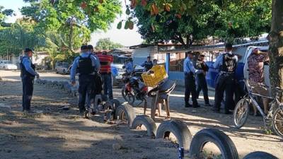 Agentes policiales haciendo registros en barrios y colonias de la Rivera Hernández.