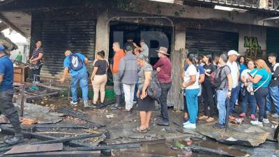 Cuadrillas municipales y comerciantes iniciaron el retiro de escombros y labores de limpieza tras el voraz incendio.