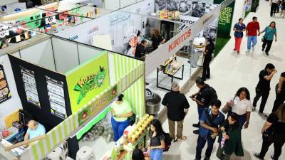 La Exposición comercial de la ExpoJuniana en Expocentro atrae a miles de sampedranos.