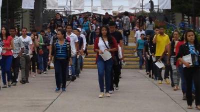 Estudiantes haciendo fila para someterse a la prueba de admisión en la Unah.