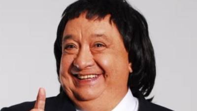 La imagen de Luis de Alba con el rostro cubierto de hematomas encendió las alarmas entre sus seguidores durante las últimas horas. Sin embargo, el reconocido actor y comediante mexicano decidió aparecer públicamente para explicar lo sucedido y tranquilizar a quienes se preocuparon por su estado de salud.