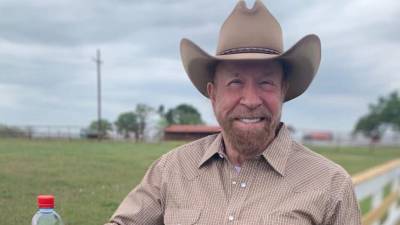 El fallecimiento de Chuck Norris ha generado una ola de reacciones a nivel internacional, así como interrogantes en torno a las causas que provocaron su muerte a los 86 años.