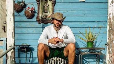 El músico afronta los Latin Grammy en la cúspide de su popularidad: no solo lidera con 12 las candidaturas a estos galardones, sino que además se convertirá el próximo febrero en el primer artista hispanohablante en encabezar el descanso del Super Bowl.