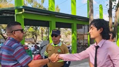 A la derecha, Jonathan Rivera, el protagonista de una historia que comenzó con vandalismo y terminó siendo ejemplar.