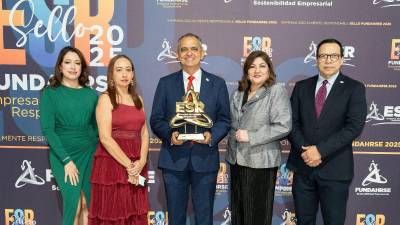 Javier Mejía, rector de la Universidad Tecnológica de Honduras (UTH), con su equipo, y su reconocimiento Sello FUNDAHRSE.