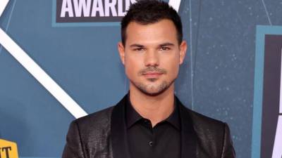 El actor estadounidense Taylor Lautner, conocido por su papel de Jacob Black en la saga Crepúsculo, anunció este jueves que será padre junto a su esposa, Taylor Dome.