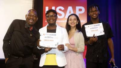 Representantes de “Lumalali Niwani” recibiendo el reconocimiento por el tercer lugar en la categoría Cortometraje.