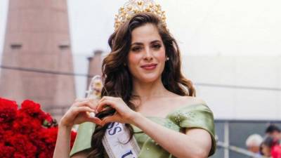 Luego de sufrir un desvanecimiento mientras participaba en un desfile en Ecuador, Fátima Bosch reapareció en sus redes sociales para aclarar qué ocurrió y cómo se encuentra. La actual reina de Miss Universe formaba parte del recorrido como invitada de honor cuando, de manera repentina, perdió el conocimiento por unos segundos y tuvo que ser auxiliada por su equipo, lo que le impidió continuar con la actividad.