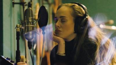 La expectativa por el regreso de Adele crece en todo el mundo. La reconocida cantante británica habría retomado el trabajo en el estudio de grabación para desarrollar el proyecto que sucederá a su exitoso álbum 30, despertando el entusiasmo de millones de seguidores que esperan nueva música desde hace varios años.