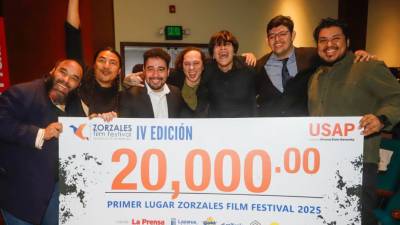 El elenco del cortometraje “Adicto” celebrando el triunfo con su cheque de 20 mil lempiras.