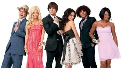 El 20 de enero de 2006, hace ya dos décadas, Disney Channel estrenaba la cinta que daría origen a una de sus franquicias más exitosas. El fenómeno no solo lanzó al estrellato a un grupo de actores entonces desconocidos, sino que también generó otras tres películas, conciertos multitudinarios, discos y hasta secuelas televisivas como la serie donde despegó la carrera de Olivia Rodrigo. El legado de High School Musical se sostiene en la fuerza de la nostalgia y en la capacidad de conectar con quienes vivieron sus historias durante la adolescencia.
