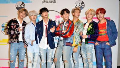 Seguidores del popular grupo de k-pop BTS se manifestaron este viernes en Ciudad de México para exigir claridad ante lo que consideran “abusos” por parte de la empresa Ticketmaster durante la venta de boletos, un proceso en el que, aseguran, faltó transparencia.