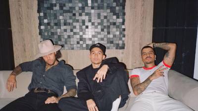 La canción “Rosita” se convirtió en el epicentro de una controversia que sacudió a la escena urbana latinoamericana esta semana. Lo que comenzó como el lanzamiento de un nuevo tema terminó en una cadena de reacciones públicas, mensajes de aparente disculpa y tensiones que involucraron a Cazzu y a Christian Nodal.