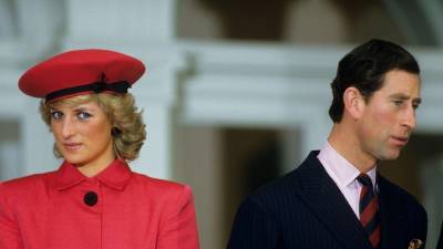 El 31 de agosto se conmemoró el 29 aniversario del fallecimiento de la princesa Diana y el 28 de agosto se cumplieron 30 años del sonado divorcio de Diana de Gales y el ahora rey Carlos III, un trámite que puso fin al simulacro de un cuento de hadas y empujó a la princesa a abrazar una dolorosa libertad que apenas pudo disfrutar durante un año.
