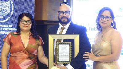 El Dr. Ordóñez recibió el reconocimiento de parte de sus colegas, las doctoras Sobeyda López y Doria Carrasco.