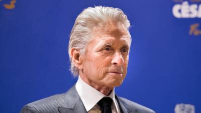 Michael Douglas recuerda uno de los episodios más inquietantes de su carrera en sus nuevas memorias, One Helluva Ride: una presunta amenaza de ataque con una aguja infectada con VIH durante la ceremonia de los Premios Oscar de 1992.