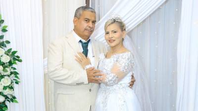 Fidel Claros y Miramar García lucieron elegantes para la esperada ocasión; ambos dieron el sí ante el Creador, luego festejaron con sus parientes y amigos en una íntima recepción.