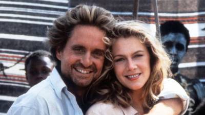 Michael Douglas sorprendió al revelar que mantuvo un romance secreto con Kathleen Turner durante el rodaje de Romancing the Stone (Tras la esmeralda perdida), en 1984. La confesión aparece en sus nuevas memorias, One Helluva Ride, que llegarán a las librerías el próximo 6 de octubre.