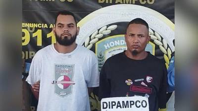 Durante la operación, los agentes les decomisaron dinero en efectivo y dos teléfonos celulares.