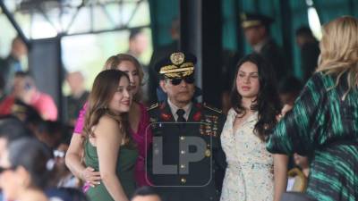 Daniela e Isabela, hijas del expresidente hondureño Juan Orlando Hernández (2014-2018 y 2018-2022), sorprendieron este jueves al presentarse al Campo de Parada Marte, en Tegucigalpa, para presenciar la ceremonia de traspado de mando y retiro de altos oficiales de las Fuerzas Armadas (FFAA).