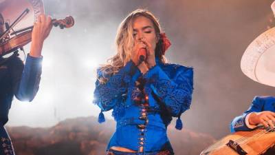 La cantante colombiana Karol G anunció que emprenderá una nueva gira de conciertos con motivo de su más reciente producción, Tropicoqueta, tras hacer historia en Coachella al convertirse en la primera mujer latina en encabezar el cartel de uno de los festivales de música más importantes del mundo.