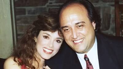 Pedro Torres, productor icónico de Televisa, falleció el 29 de enero de 2026 a los 72 años a causa de la esclerosis lateral amiotrófica (ELA). Su muerte no solo generó reacciones por su legado profesional, sino que también reavivó el recuerdo de su relación con Lucía Méndez, actriz y cantante, con quien protagonizó una de las historias de amor más comentadas del espectáculo mexicano en los años ochenta.