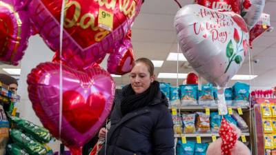 Una persona observa globos por el Día de San Valentín este viernes, en un centro comercial en Nueva York, Estados Unidos.