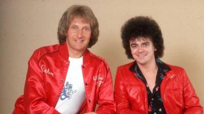 Russell Hitchcock nació el 15 de junio de 1949 en Melbourne, Australia, y Graham Russell el 11 de junio de 1950 en Sherwood, Nottingham, Inglaterra.